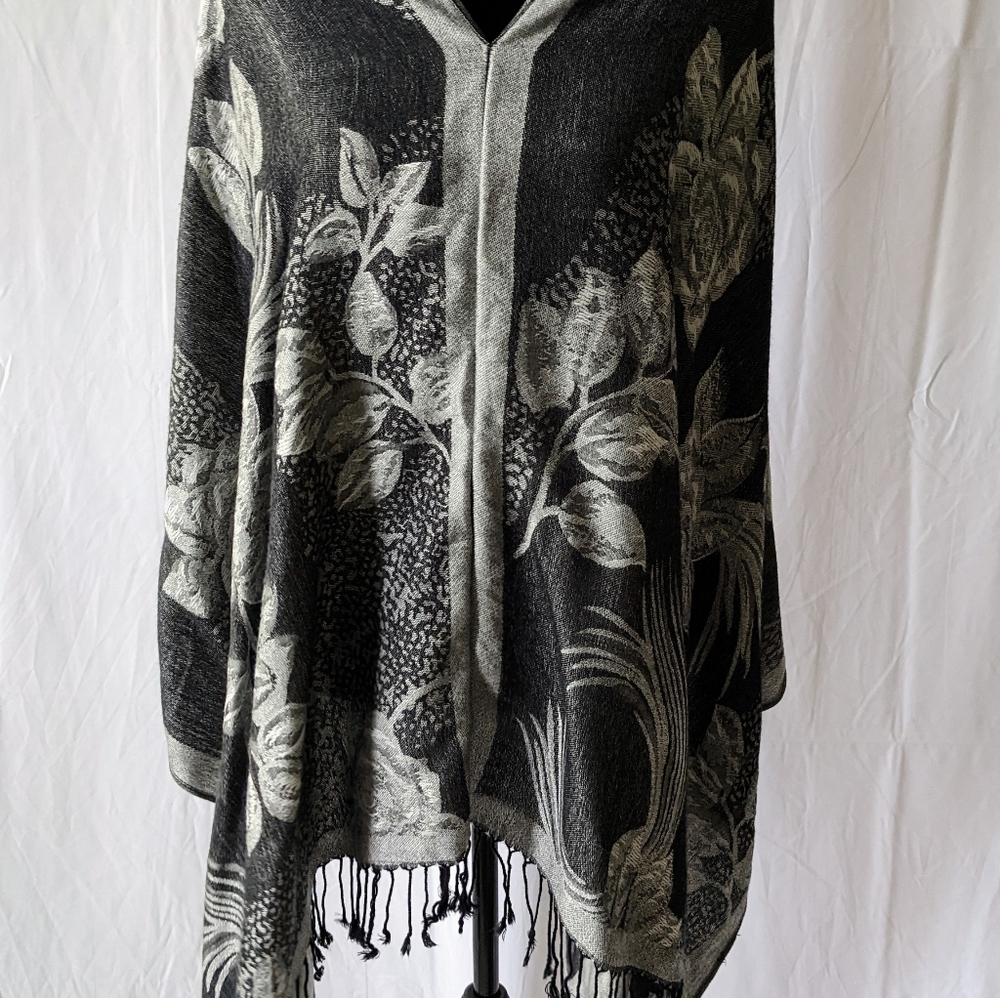 Women's Gray V Neck Scarf Pullover Shawl Wrap W/Fringe One Size - Picture 7 of 7